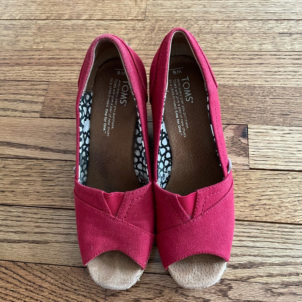 TOMS red wedges size 6